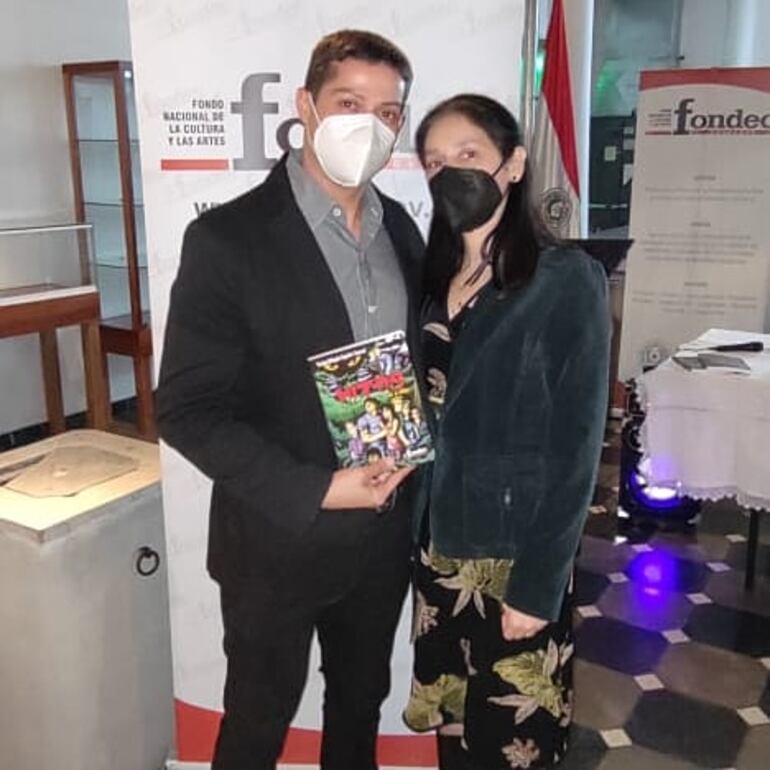 El autor junto a su esposa en el lanzamiento.