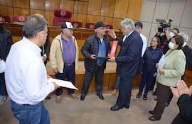 Senadores del Frente Guasú entregan una placa de homenaje a víctimas y familiares de la Pascua Dolorosa. (Foto: Prensa Senado)