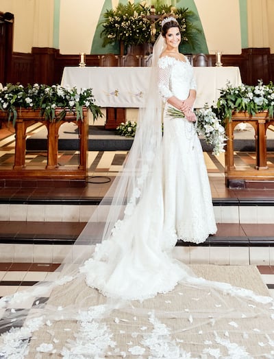La novia lució muy elegante en la noche de su boda. Las fotos fueron tomadas por Julio Zárate.