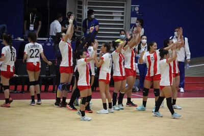 En Cali, la selección femenina de hándbol se estrenó con victoria sobre República Dominicana.