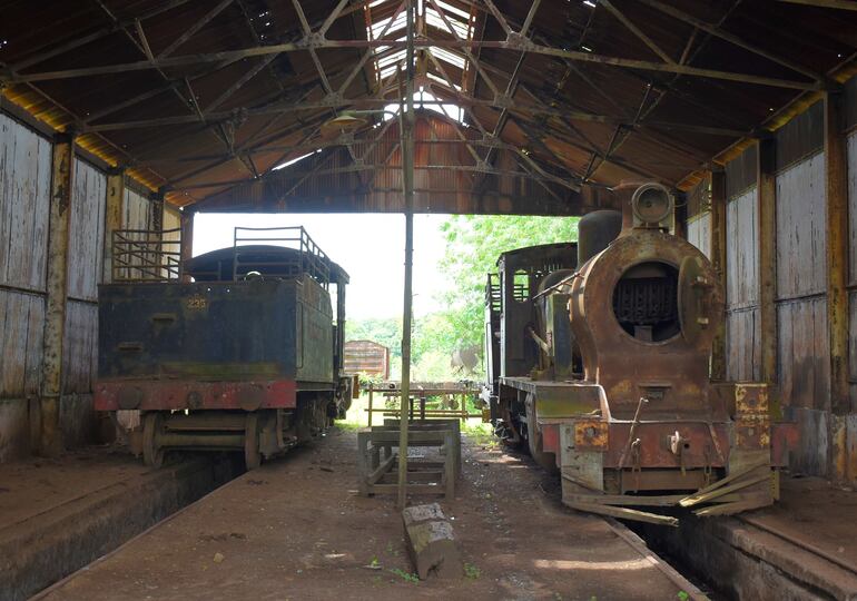 Las únicas dos locomotoras que tiene el Guairá, en la exestación de San Salvador, totalmente abandonadas por Fepasa.