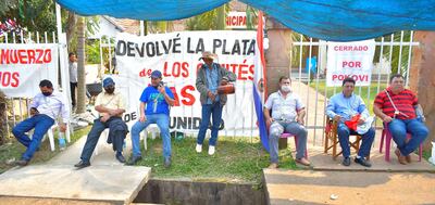Concejales encadenados frente a la sede municipal para exigir la imputación del intendente Francisco Chávez.