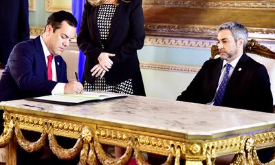 Rodolfo Friedmann Alfaro firma la escritura pública en la que asume la responsabilidad de ser el nuevo ministro de Agricultura y Ganadería.