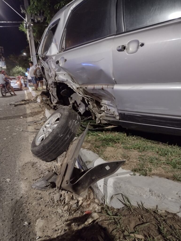 Uno de los vehículos quedó de esta manera luego del choque que se produjo en San Bernadino.