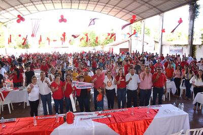 Los candidatos de la ANR del departamento de Caazapá posan juntos durante el almuerzo en el tinglado de Abai.