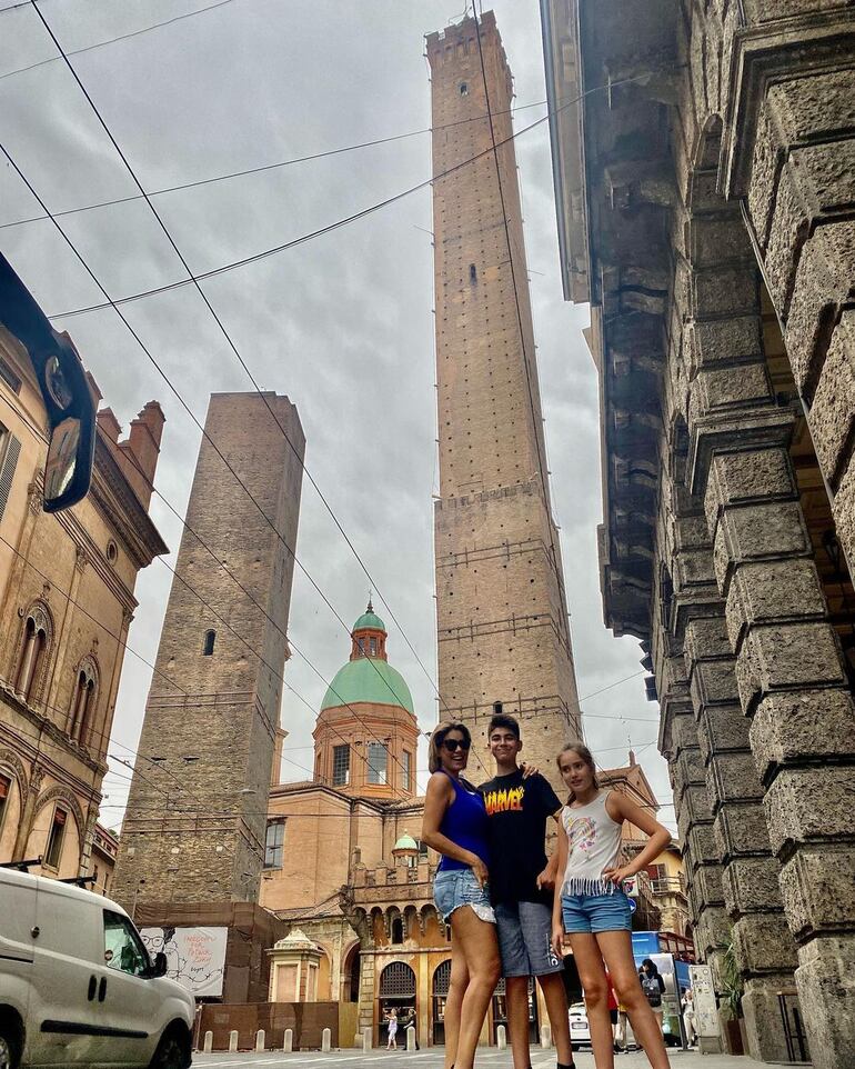 En Bolonia, la orgullosa mamá Sandra Michelón con sus tesoros Ian e Irina, posando para papá Jonatan. (Instagram/Sandra Michelón Fatelevich)