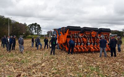 Momento de la demostración a campo del funcionamiento de la plantadora por parte del Agro Altona.