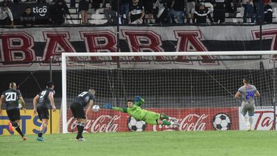 Momento en que Aguilar convierte el penal para la victoria del 12 de Octubre