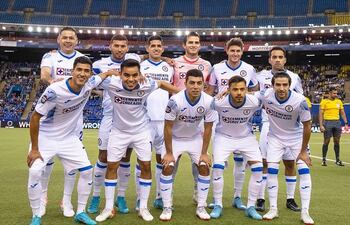 Equipo de Cruz Azul con los paraguayos Pablo Aguilar, Juan Escobar y Ángel Romero, antes del partido contra el Montreal Impact de Canadá.