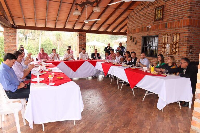 Horacio Cartes se reunió con dirigentes de Paraguarí
De emramirez <emramirez@abc.com.py>
Destinatario foto@abc.com.py
Fecha 24-08-2021 15:12