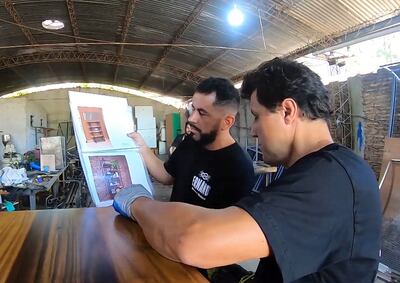 Luis Fernando trabaja arduamente para producir mobiliarios en hierro y madera, procurando dar lo mejor para sus clientes.