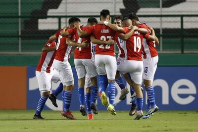 Jugadores de Paraguay celebran un gol de Kevin Pereira hoy, en un partido de la fase de grupos del Campeonato Sudamericano Sub'20 entre las selecciones de Brasil y Paraguay en el estadio Deportivo Cali en Cali (Colombia).