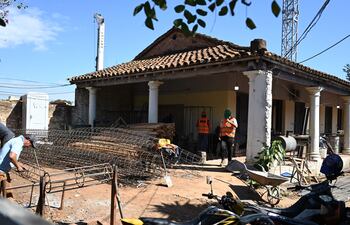 Se pueden ver los materiales de construcción dentro del predio en donde se ubica la casa declarada patrimonio cultural e histórico. Rompieron una parte de la muralla para conectar ambos terrenos.