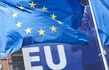 Una fotografía tomada el 5 de mayo de 2021 muestra una bandera de la Unión Europea ondeando fuera de la sede de la Comisión Europea en Bruselas.