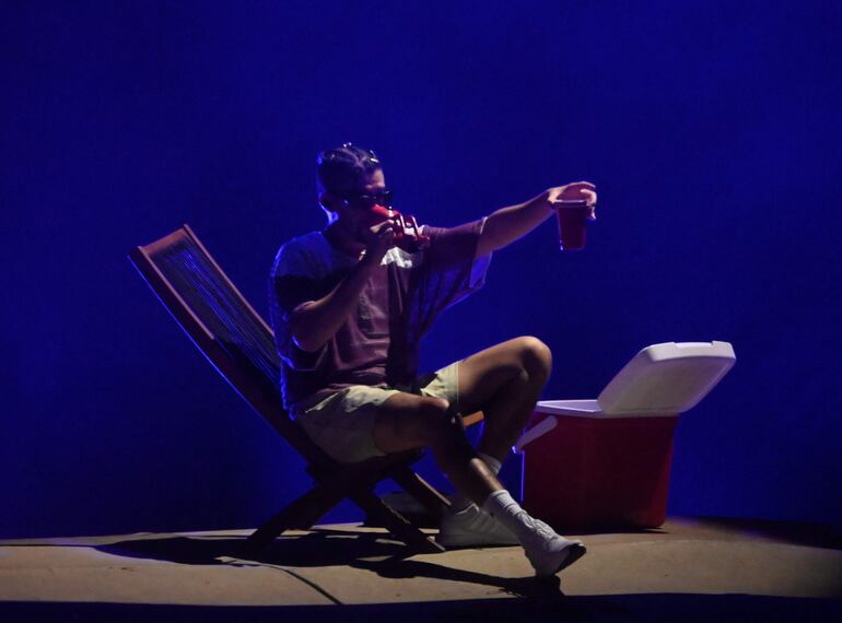 En su silla y con una conservadora con bebidas, Bad Bunny se presentó ante todo el estadio.