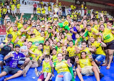 El campeón vigente, Presidente Franco, con sus fanáticos, en el Nacional Misiones 2020.