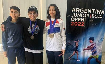 Los jóvenes atletas nacionales Andrés Acosta, Gabriel Subeldía y Fiorella Gatti, al término del Argentina Junior Open de Squash.