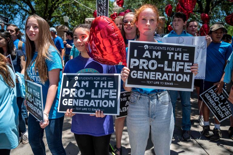Manifestantes "pro vida" frente al capitolio estatal de Texas, en Austin.
