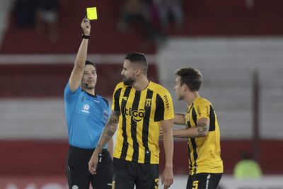 José Moya Guaraní recibe una tarjeta amarilla por parte del árbitro, en un partido de la fase de grupos de la Copa Sudamericana entre Huracán y Guaraní en el estadio Tomás Adolfo Ducó, en Buenos Aires (Argentina).
