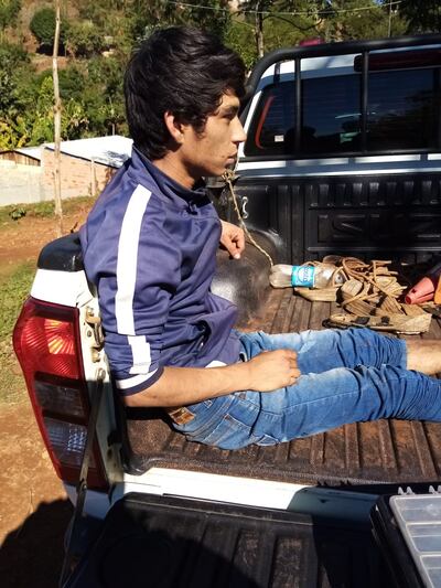 El detenido en la carrocería de la patrullera de la comisaría jurisdiccional.