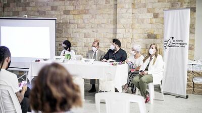 Miembros de la actual directiva de APA durante la presentación de la Memoria 2017-2020, en la cual se detallan algunos logros de la entidad.