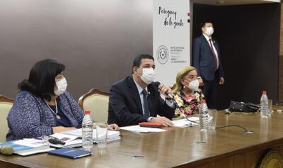 La ministra de la Niñez, Teresa Martínez (izq.), el vicepresidente Hugo Velázquez y la asesora de la Vicepresidencia Olga Ferreira. Fue ayer en el BCP en una reunión con organizaciones civiles.