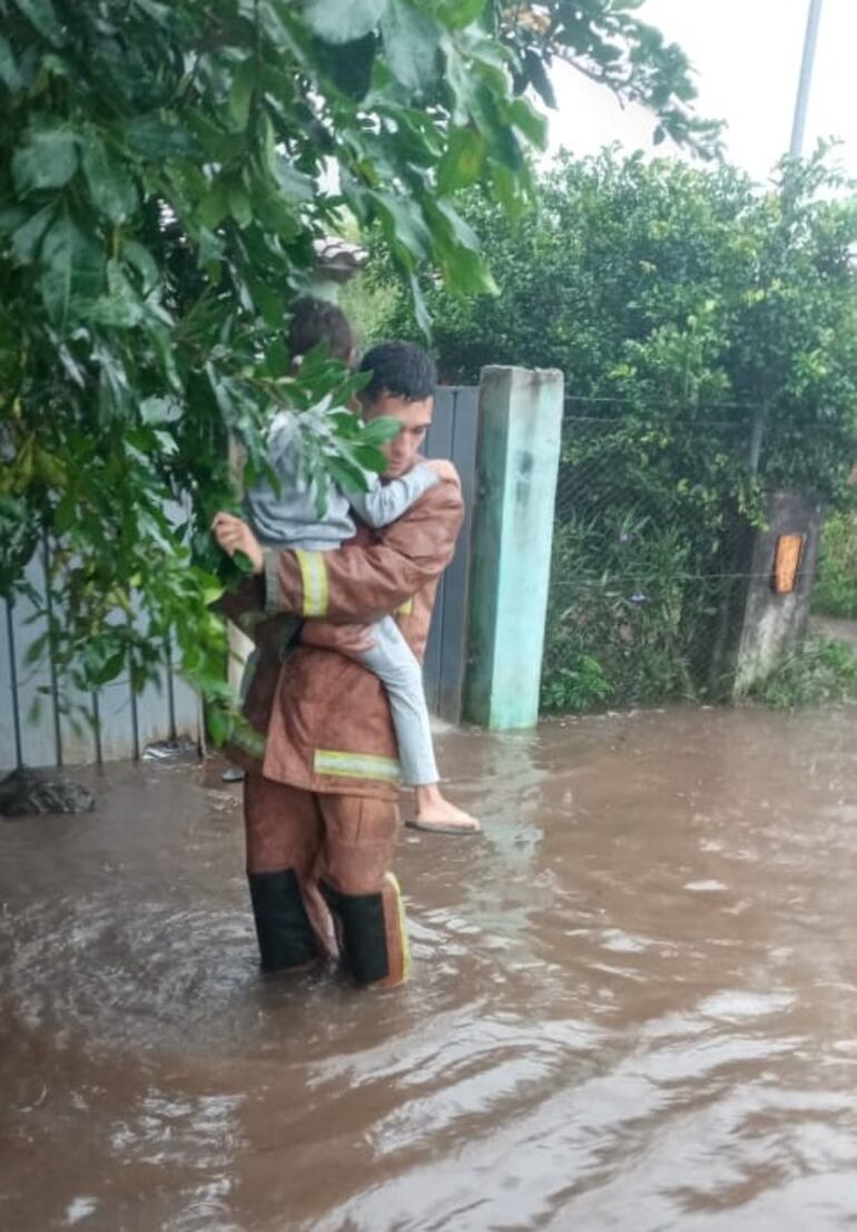 En Sapucai los bomberos están evacuando a las familias que quedaron bajo agua en barrio Conavi