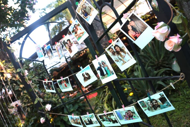 En un rincón se creó un espacio especial con varias fotografías, a través de las cuales la pareja recordó los momentos vividos durante 15 años de noviazgo.