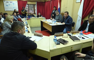 En sesión de la Junta Municipal de Lambaré, esta tarde, el intendente Rosa Agustín González se presentó a dar explicaciones sobre inconsistencias por G. 39 millones detectadas la semana pasada.