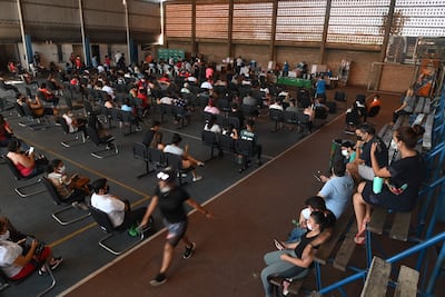 Colmado se encontraba ayer el puesto de test rápido habilitado por Salud Pública en el Salesianito. Lo mismo ocurría en el Ex Aratiri. Con el intenso calor, varios bajo el sol, las personas debieron esperar durante horas.