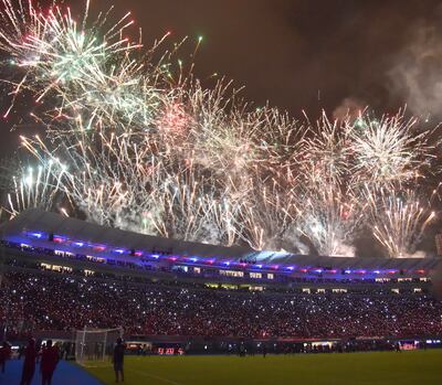 El colorido de los fuegos artificiales durante la emotiva fiesta de  inauguración de La Nueva Olla de Cerro Porteño, el sábado 19 de agosto de 2017.