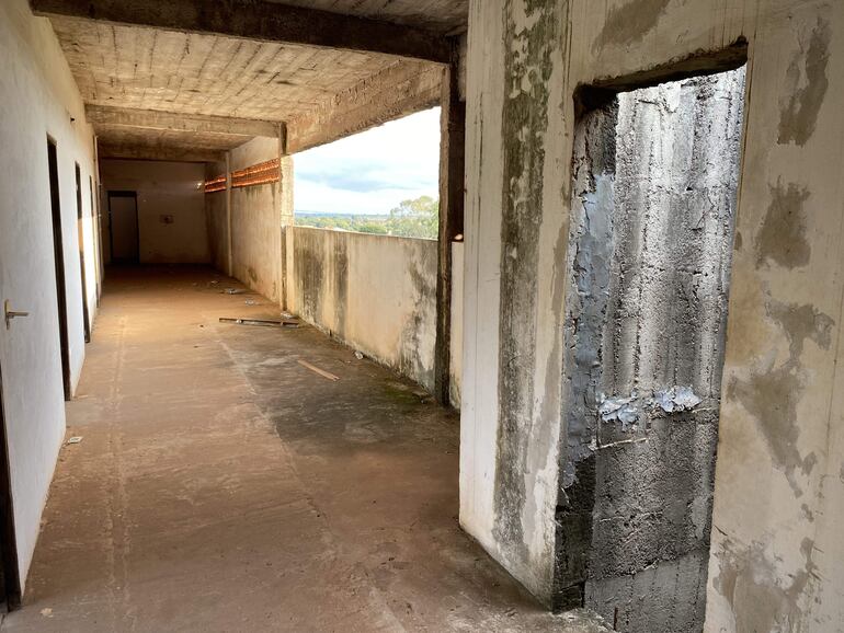 Graves deficiencias estructurales se pueden notar a simple vista en el estadio construido en la ciudad de Concepción.