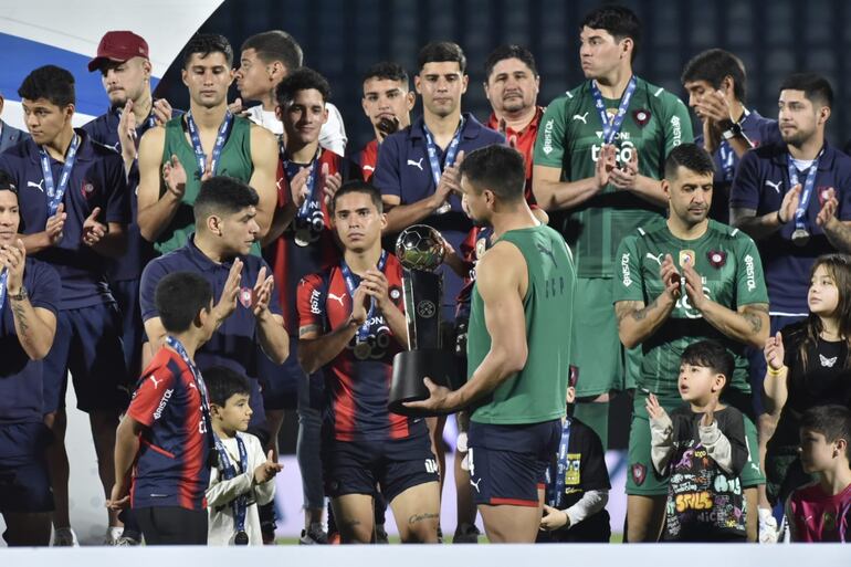 El plantel de Cerro Porteño durante la premiación con el trofeo de vicecampeón.
