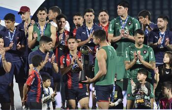 El plantel de Cerro Porteño durante la premiación con el trofeo de vicecampeón en el Apertura.