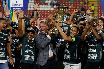 Rafael Dudamel y Teófilo Gutiérrez, técnico y capitán del Deportivo Cali, levantan el trofeo de campeón.