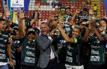 Rafael Dudamel y Teófilo Gutiérrez, técnico y capitán del Deportivo Cali, levantan el trofeo de campeón.
