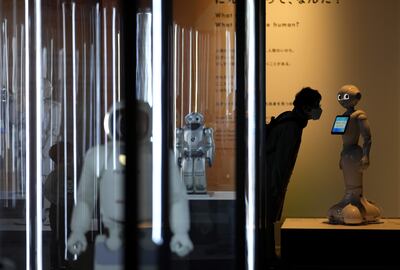 Un visitante interactúa con Pepper, un robot humanoide expuesto en la muestra "Vos y los robots, ¿Qué es ser humano?", en Tokio, Japón.