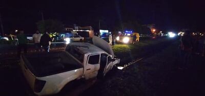 La camioneta quedó con importantes daños, pero afortunadamente el conductor salió ileso.