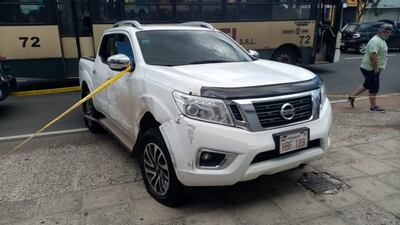 Agentes policiales tuvieron que disparar a las ruedas para reducir al conductor.