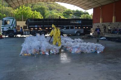 Un funcionario de la SEN, procede a desinfectar los kits de viveres antes de su entrega a una comunidad Indigena