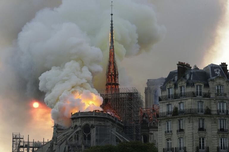 Se cumplen cuatro años del incendio que golpeó la emblemática catedral de Notre Dame, en París. El lugar recupera su famosa aguja. (archivo)