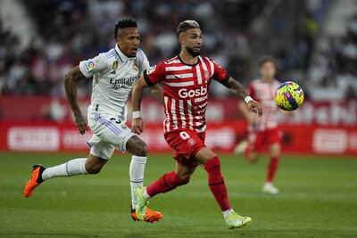 El delantero argentino del Girona FC Taty Castellanos (d) disputa una posesión con el defensa del Real Madrid Éder Militao (i) durante el encuentro correspondiente a la jornada 31 de LaLiga Santander disputado entre el Girona FC y el Real Madrid en el estadio Montilivi de Girona, este martes. EFE/ Siu Wu