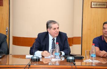 Viceministro de Economía Roberto Mernes con la comisión de Hacienda del Senado.