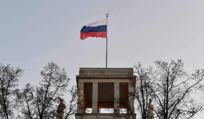 La bandera de Rusia flamea en la sede diplomática de este país en Berlín, Alemania.