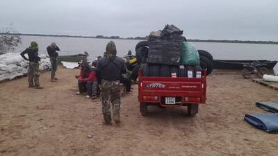 Motocarro con mercaderías de presunto contrabando, las bolsas descargadas y los 18 retenidos en Alberdi. (gentileza).