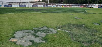 Así de impracticable estaba ayer el campo de juego del Parque del Guairá. El “bacheo” no fue suficiente.