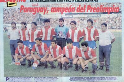 Póster de campeón del Preolímpico 1992 publicado por nuestro diario. Arriba (izq. a der.): Gustavo Pistilli (kinesiólogo), Carlos Alberto Gamarra, Héctor Gómez, Osvaldo Peralta, Rubén Martín Ruiz Díaz, Celso Rafael Ayala, Andrés Duarte y Juan Carlos Pistilli.