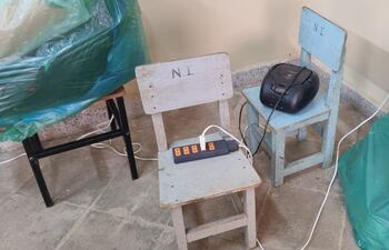De esta manera los docentes del Centro Integral de Educación Especial Don Héctor Duarte de San Juan Bautista, Misiones, se ingenian para tener energía eléctrica en sus aulas y así asistir a los chicos.