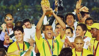 Rivaldo, campeón Mundial con Brasil en 2002, levanta el trofeo de la Copa del Mundo.