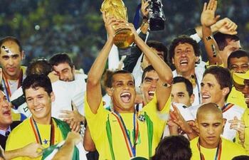 Rivaldo, campeón Mundial con Brasil en 2002, levanta el trofeo de la Copa del Mundo.